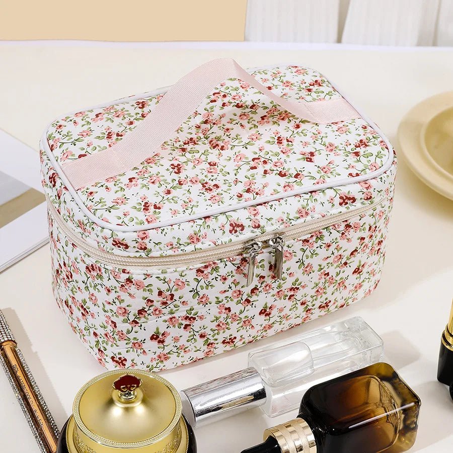Trousse Maquillage Matelassée Florale Spacieuse 21x11x12cm | Kit Voyage Complet avec Flacons 63g - Beautybienetre.